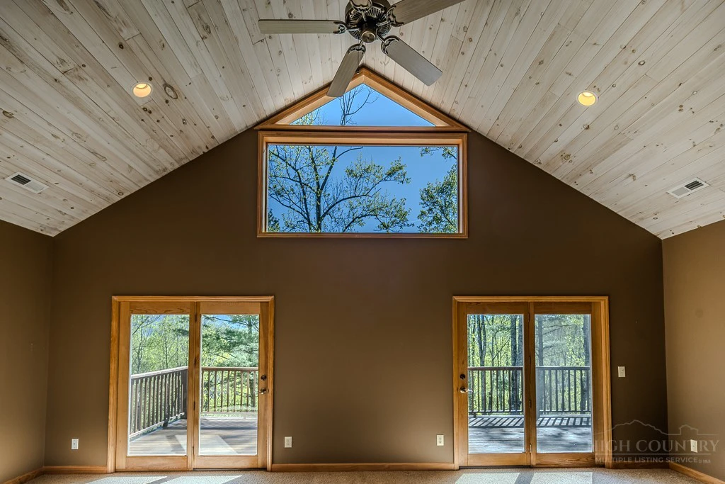 Image number 14 for the current listing