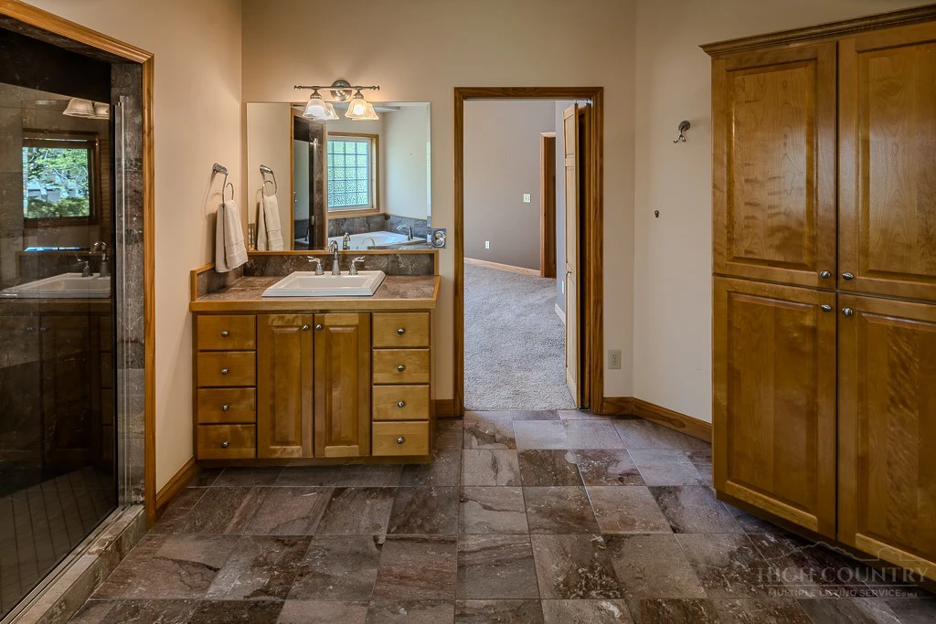 Image number 5 for the current listing