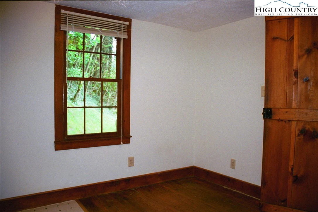 Image number 11 for the current listing