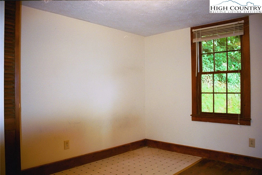 Image number 3 for the current listing