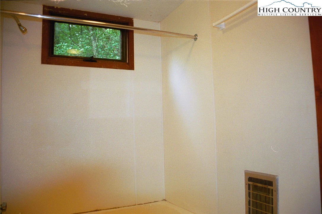 Image number 4 for the current listing