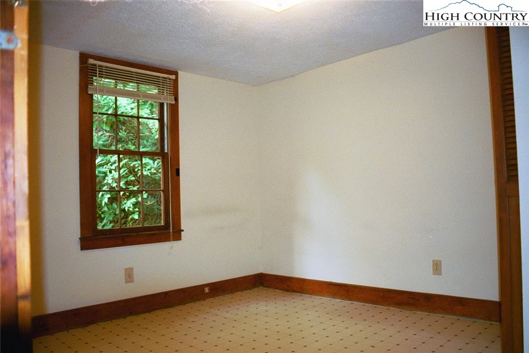 Image number 8 for the current listing