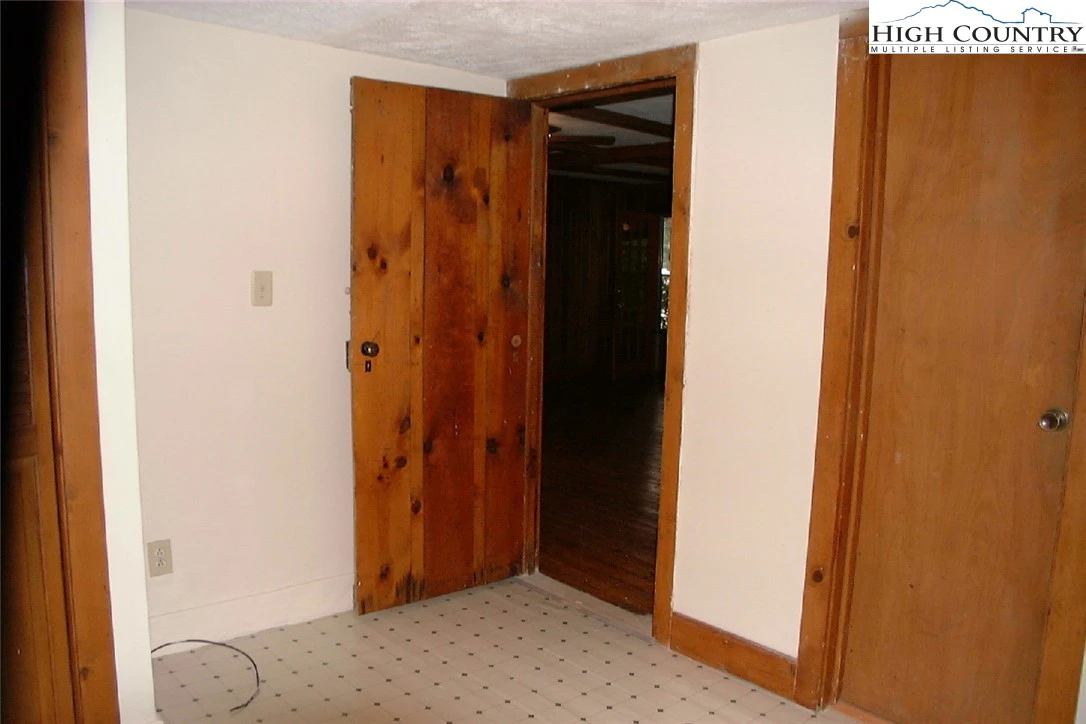 Image number 14 for the current listing