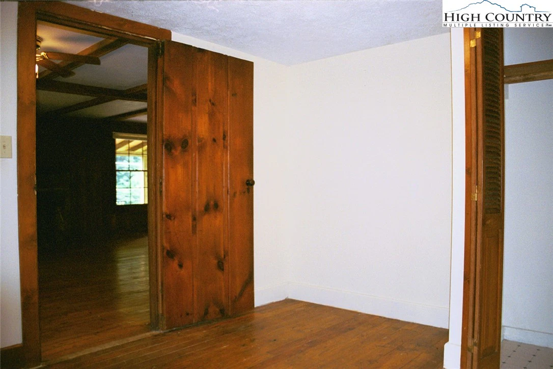 Image number 17 for the current listing