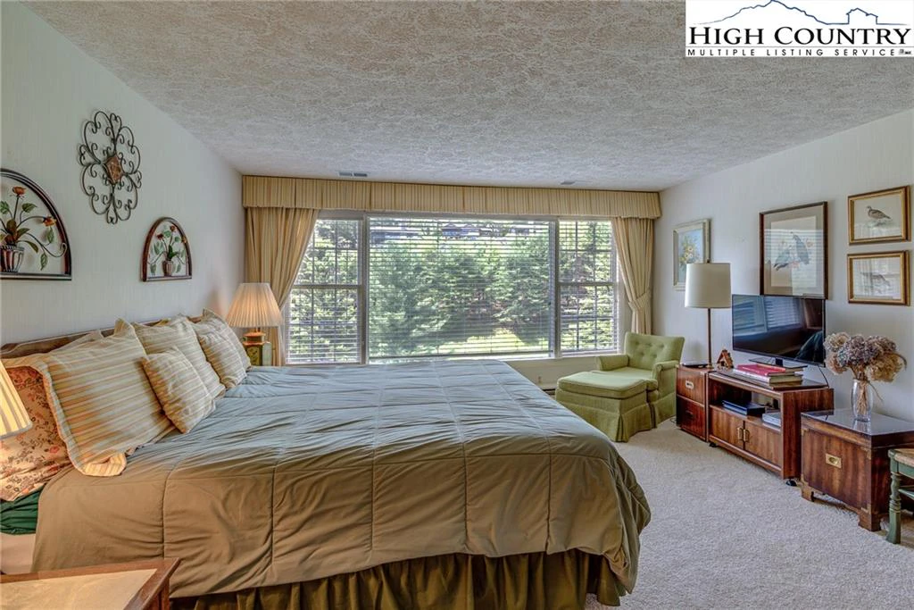 Image number 4 for the current listing