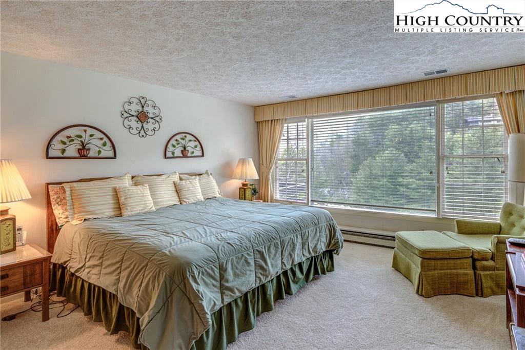Image number 6 for the current listing