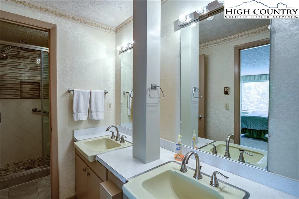 Image number 8 for the current listing