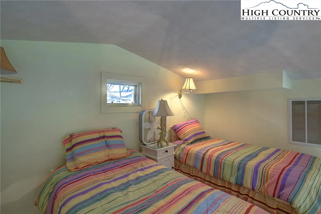 Image number 11 for the current listing