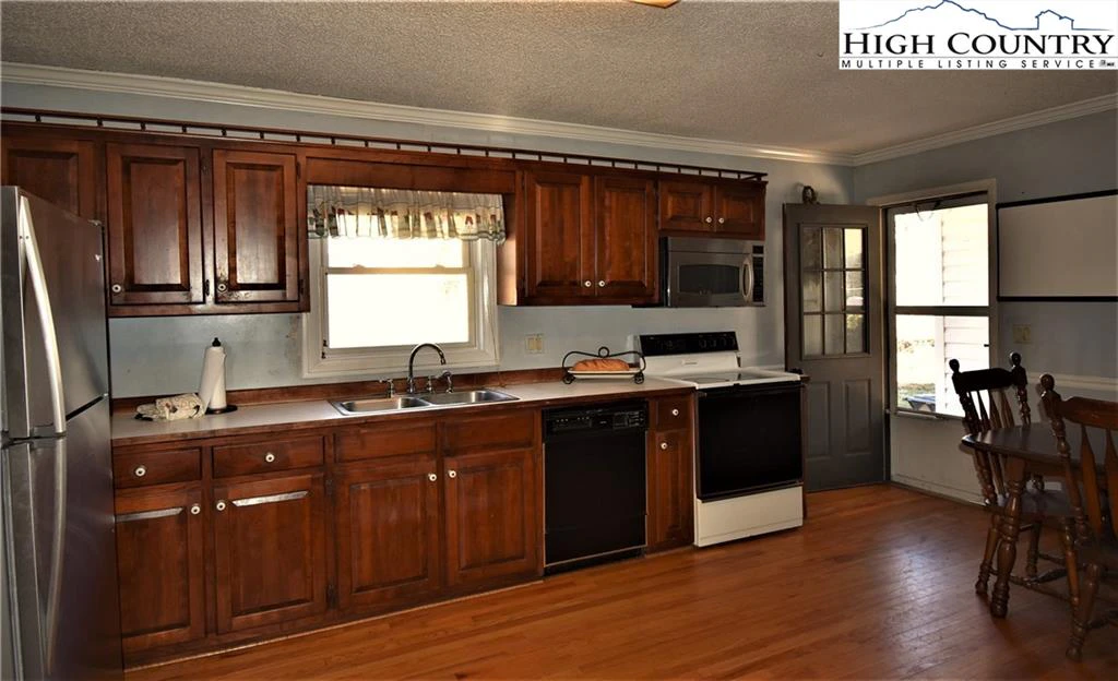 Image number 16 for the current listing