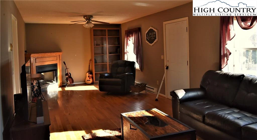 Image number 2 for the current listing