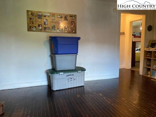 Image number 11 for the current listing
