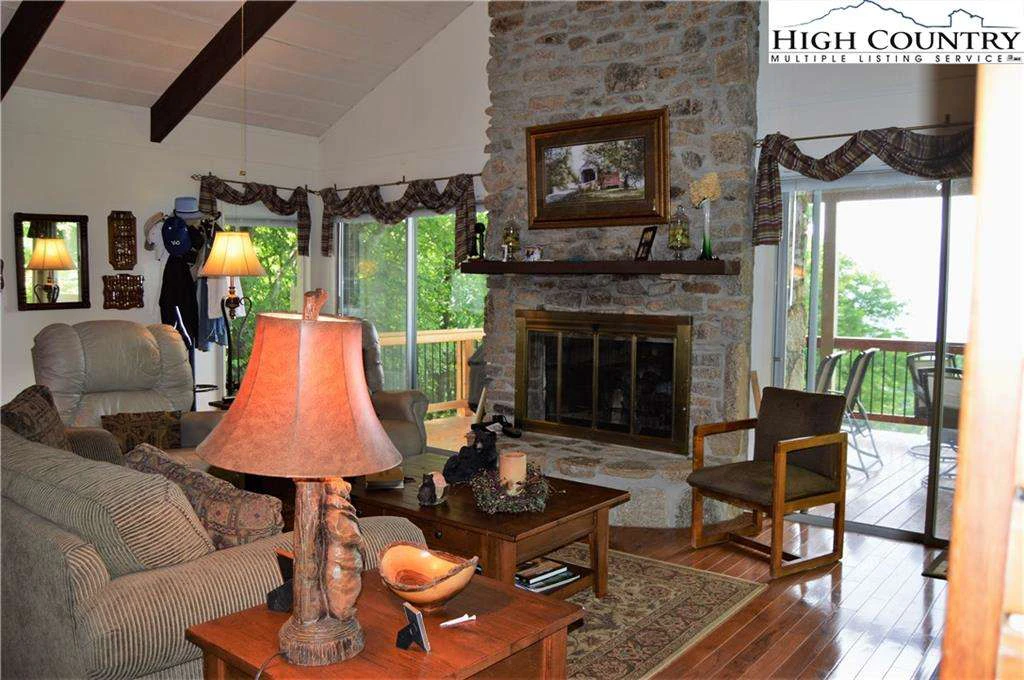 Image number 19 for the current listing