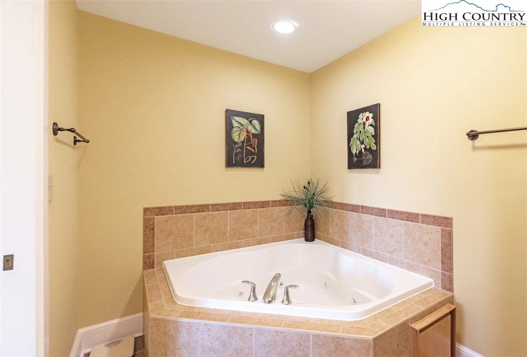 Image number 3 for the current listing