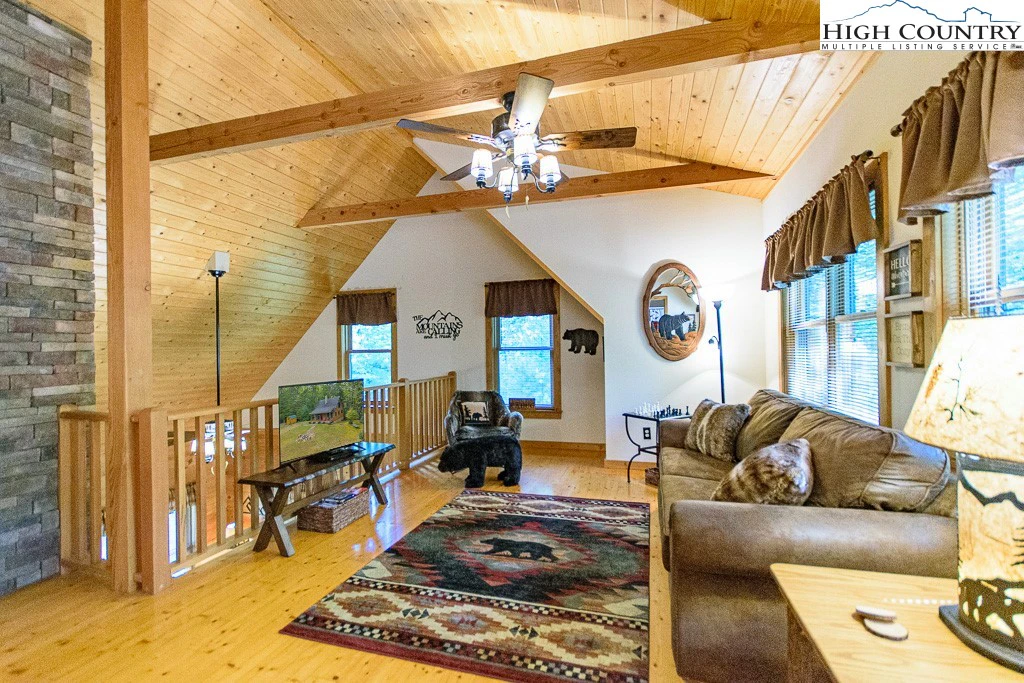 Image number 17 for the current listing