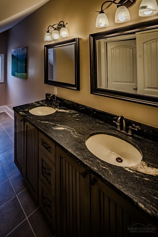 Image number 2 for the current listing