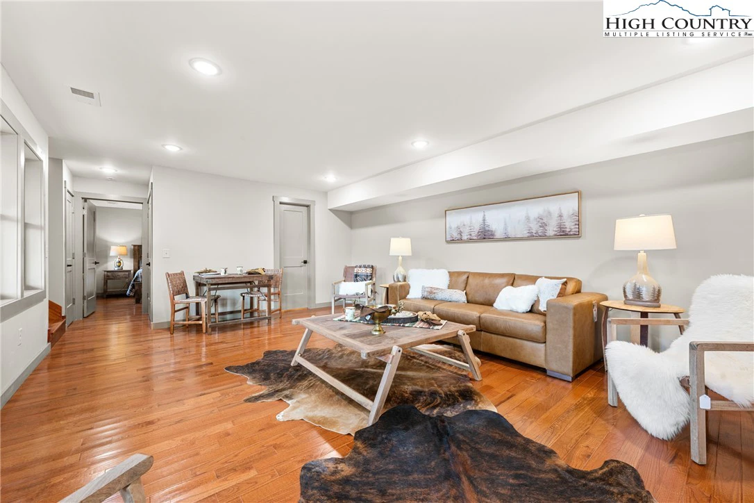 Image number 14 for the current listing