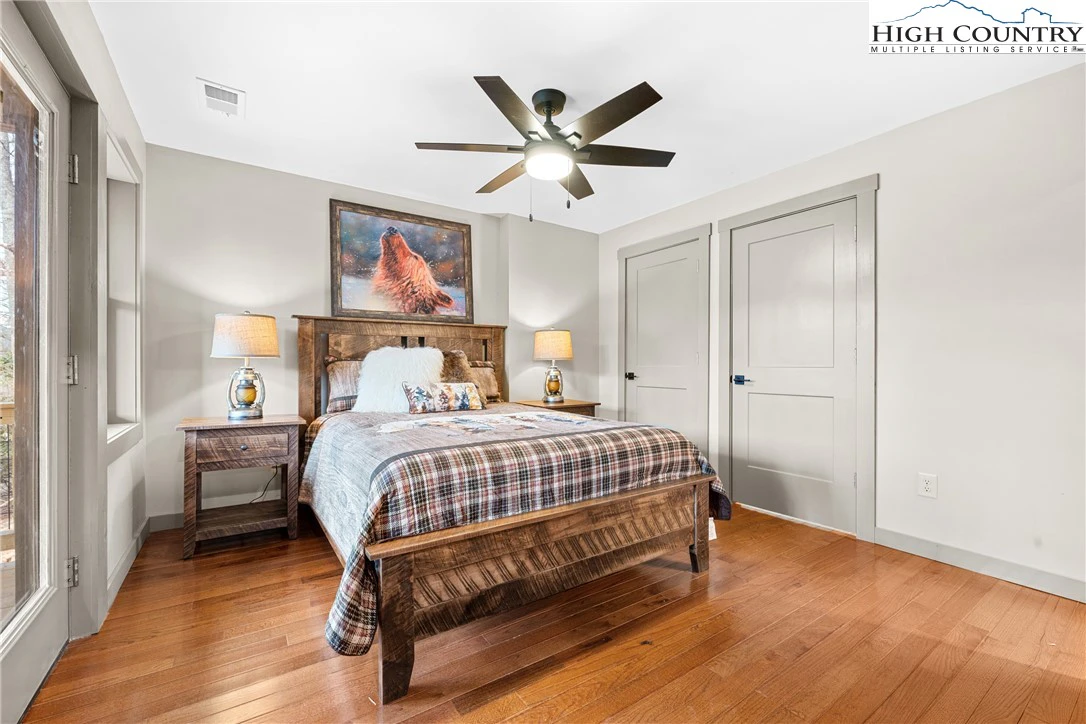 Image number 3 for the current listing