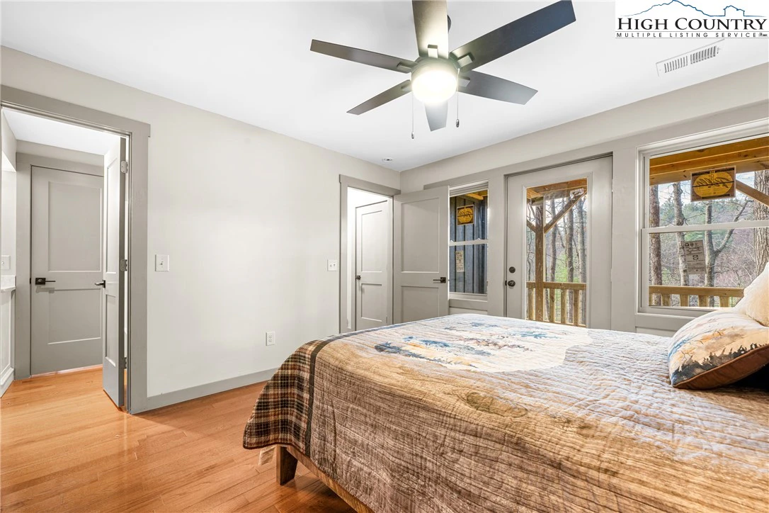 Image number 4 for the current listing