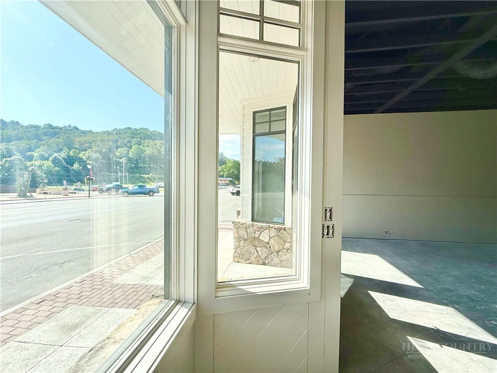 Image number 8 for the current listing