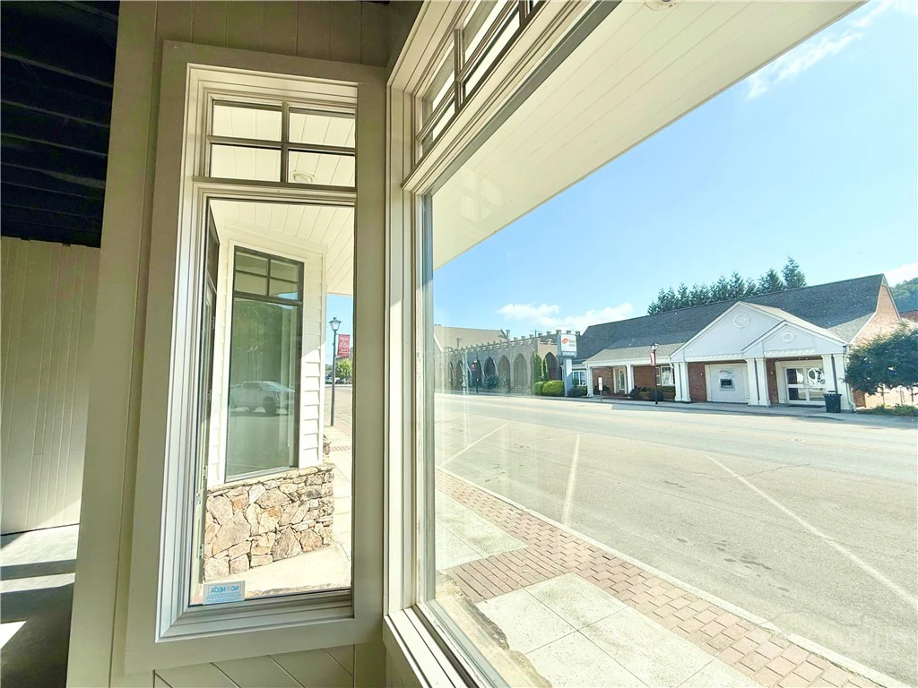 Image number 9 for the current listing