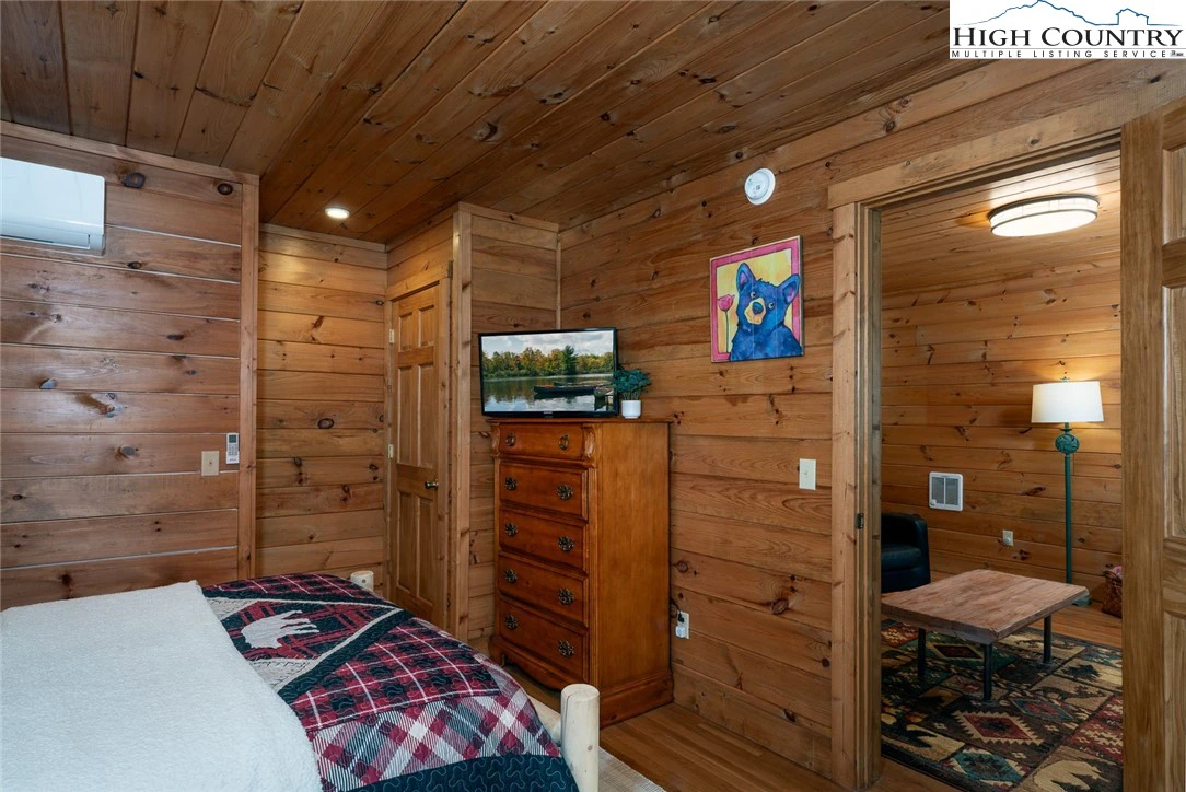 Image number 13 for the current listing