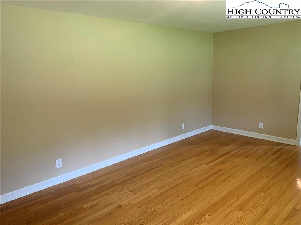 Image number 13 for the current listing