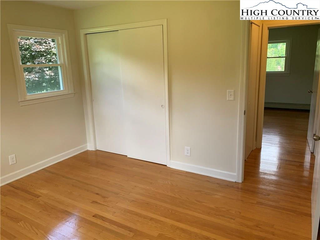Image number 9 for the current listing