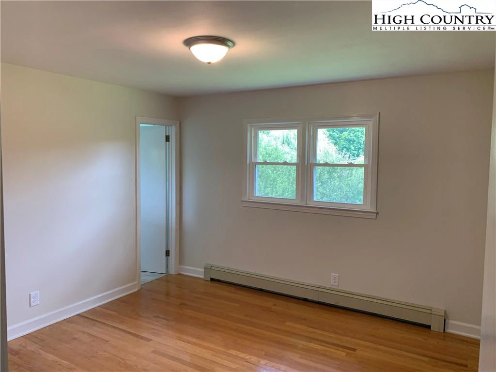 Image number 8 for the current listing