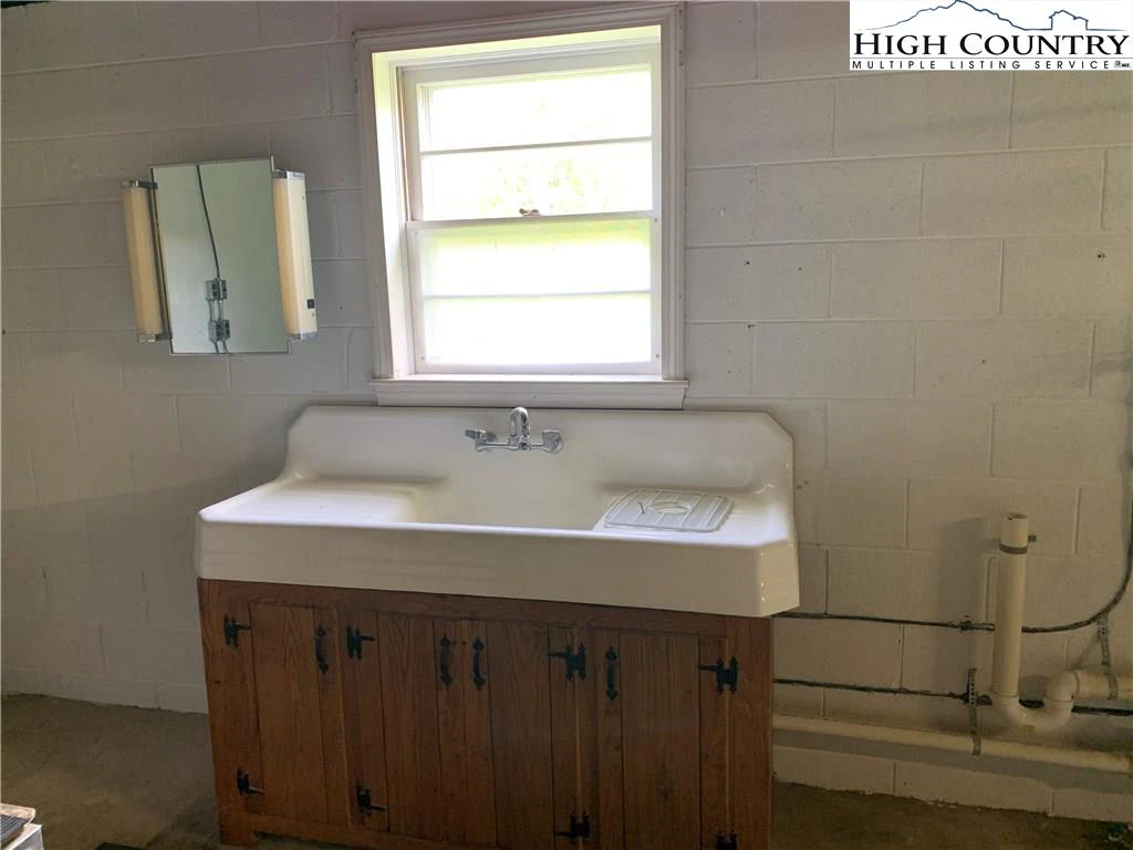 Image number 3 for the current listing