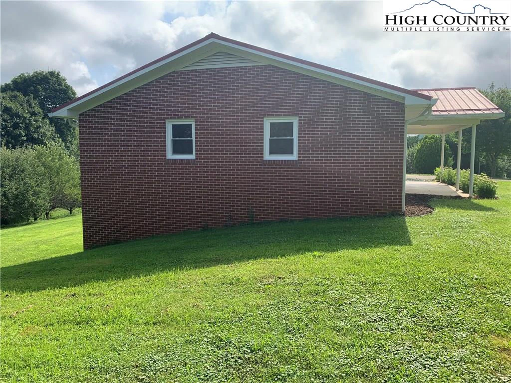 Image number 17 for the current listing