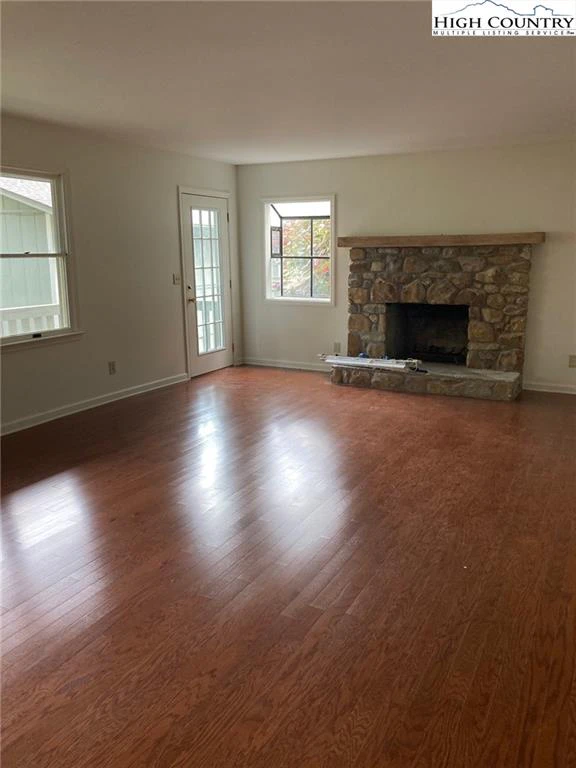 Image number 4 for the current listing