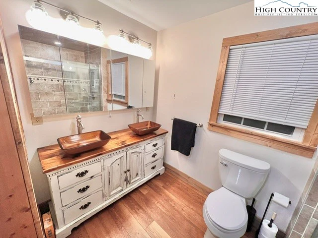 Image number 3 for the current listing