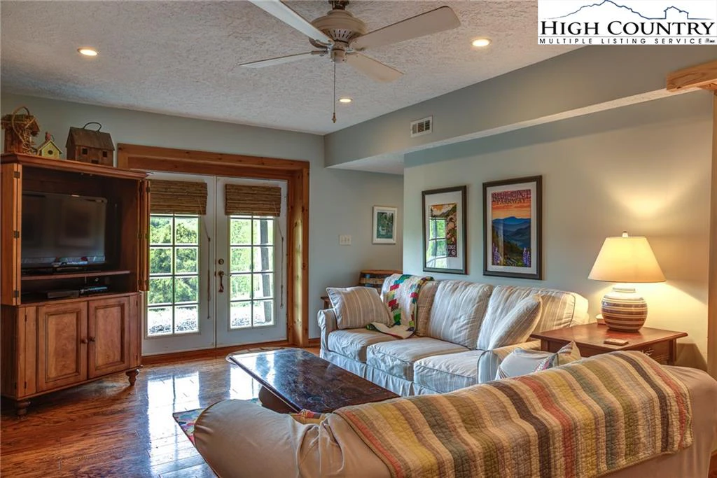 Image number 13 for the current listing