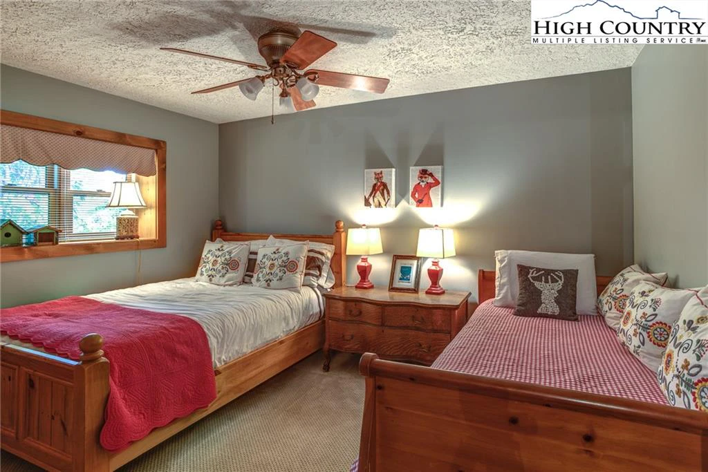 Image number 3 for the current listing