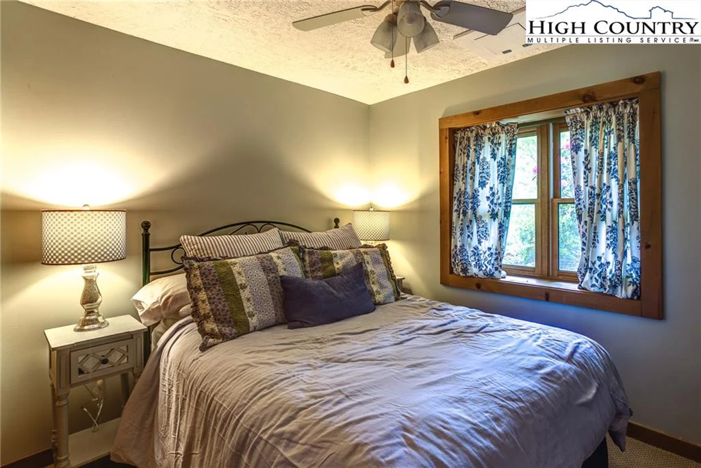Image number 4 for the current listing
