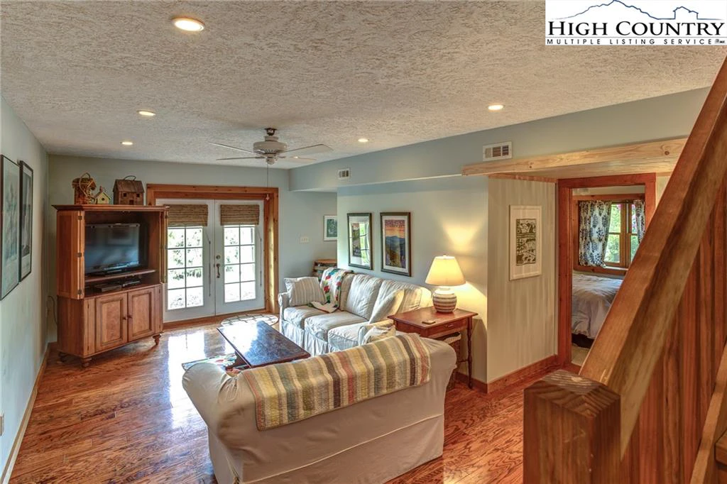 Image number 12 for the current listing
