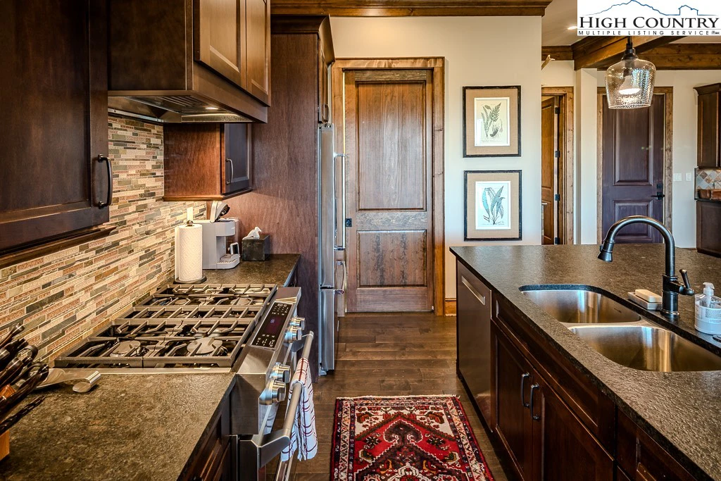 Image number 5 for the current listing