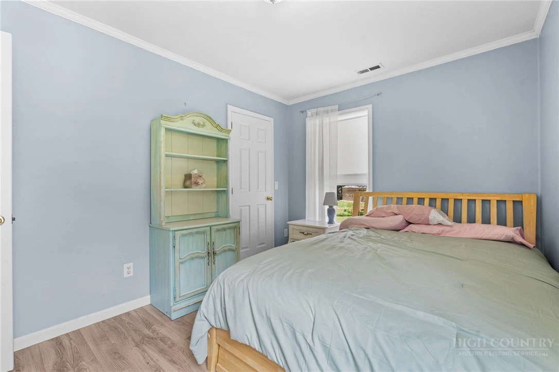 Image number 18 for the current listing