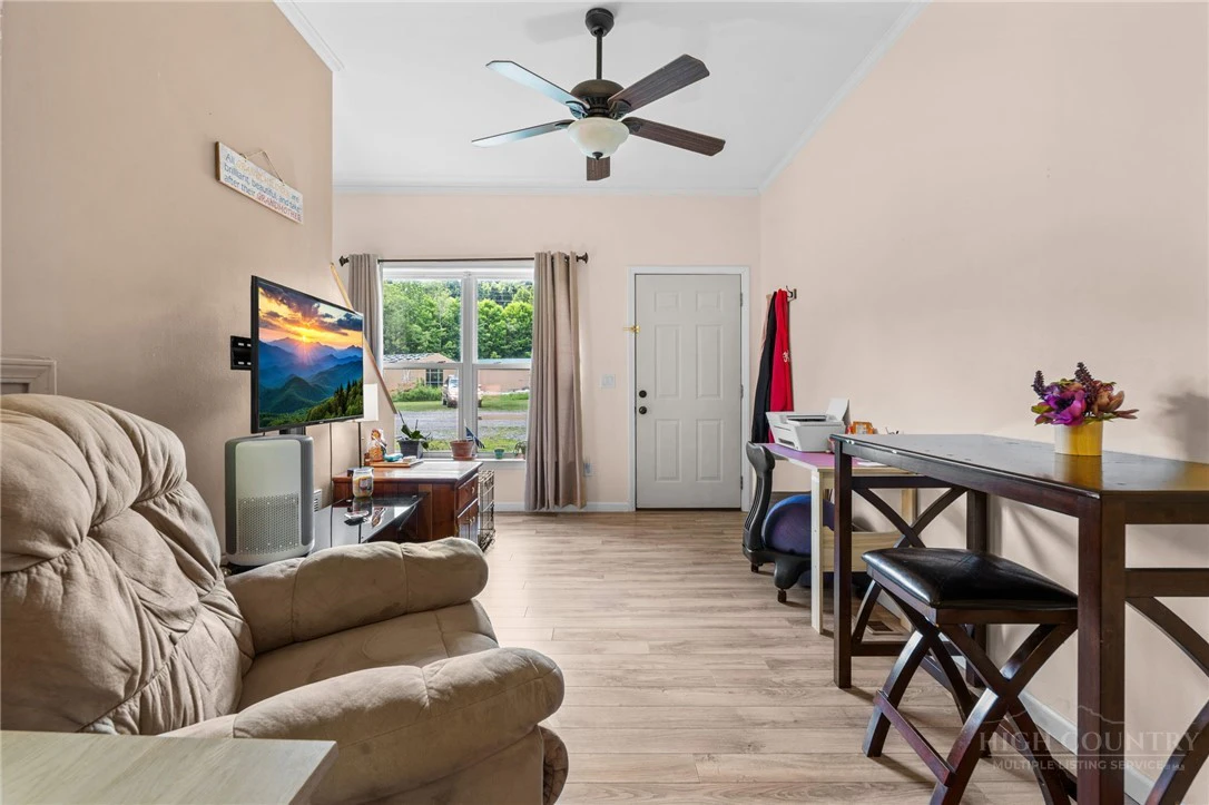 Image number 11 for the current listing