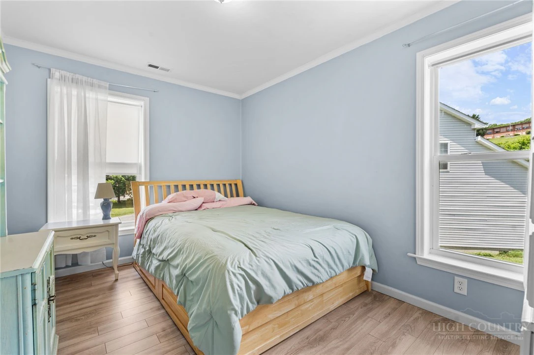 Image number 16 for the current listing
