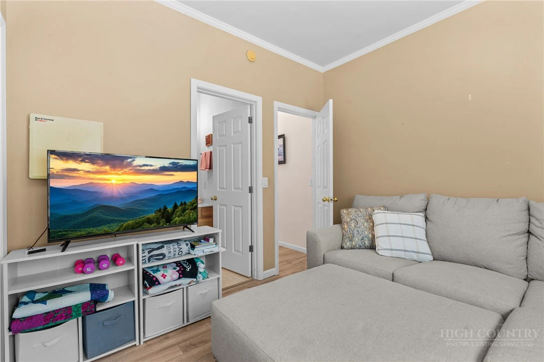 Image number 13 for the current listing