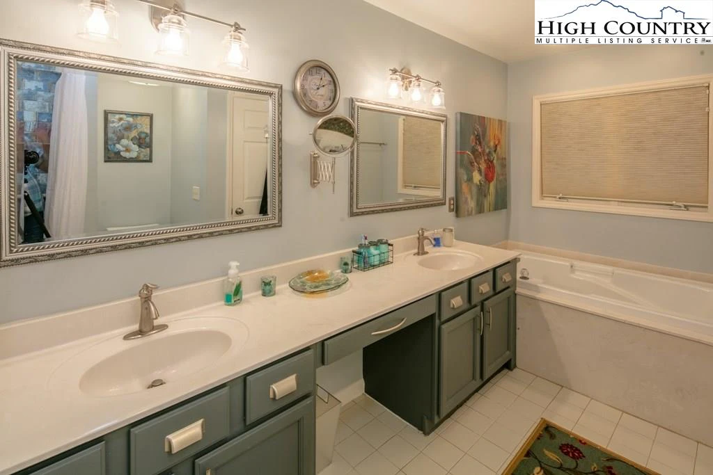 Image number 11 for the current listing