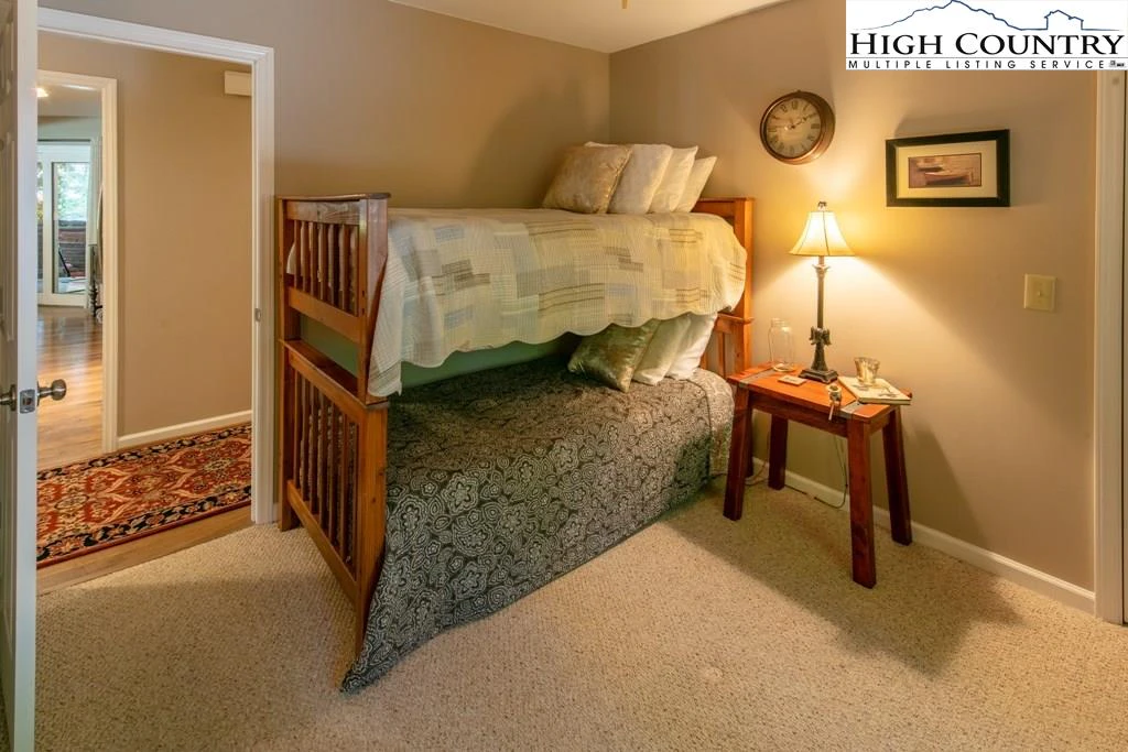 Image number 8 for the current listing