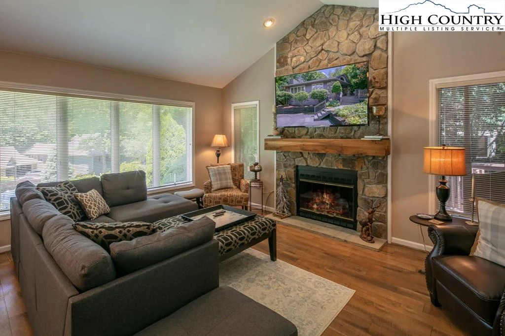 Image number 20 for the current listing