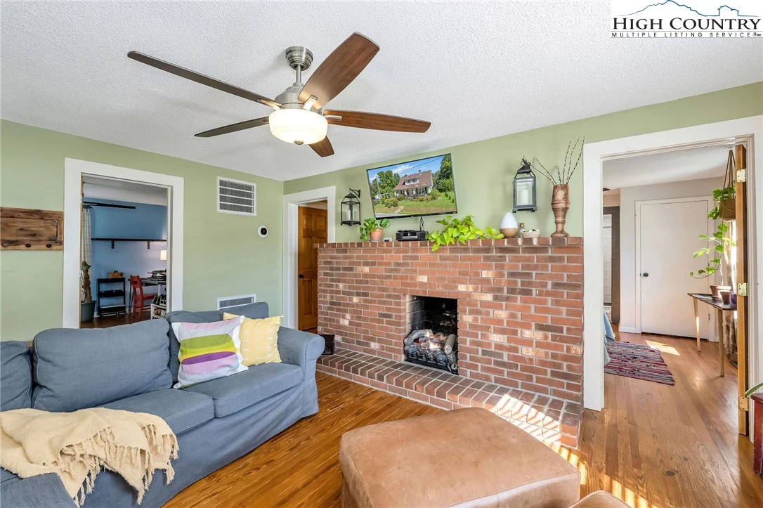 Image number 15 for the current listing