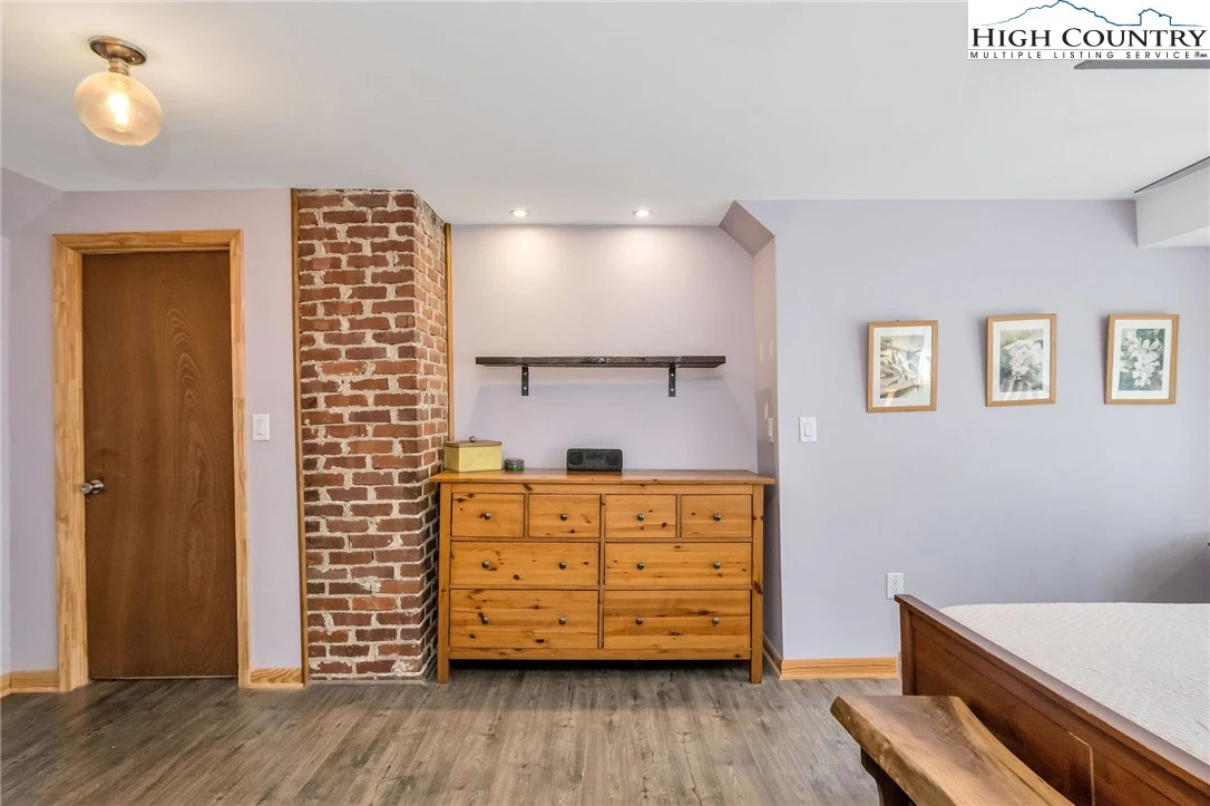 Image number 1 for the current listing