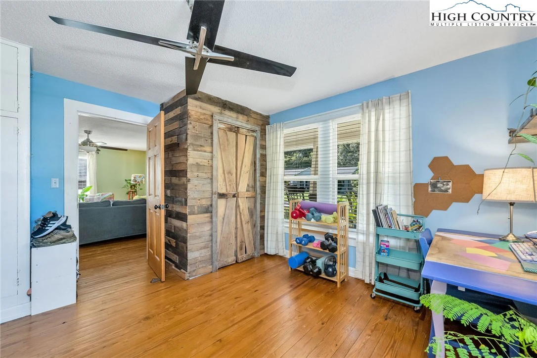 Image number 4 for the current listing