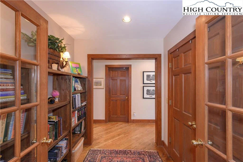 Image number 14 for the current listing