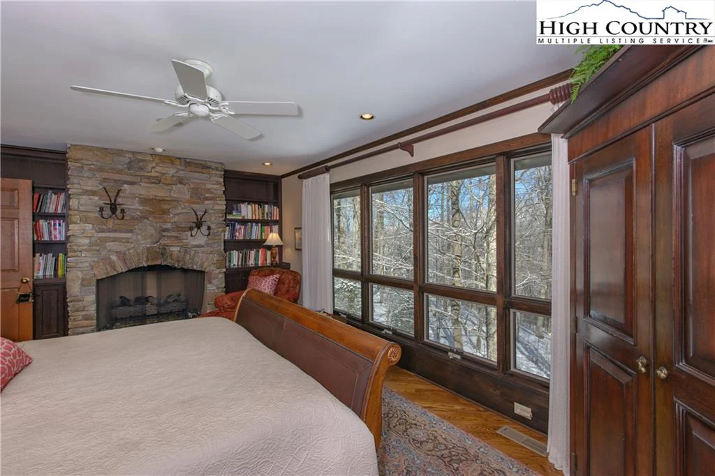 Image number 3 for the current listing
