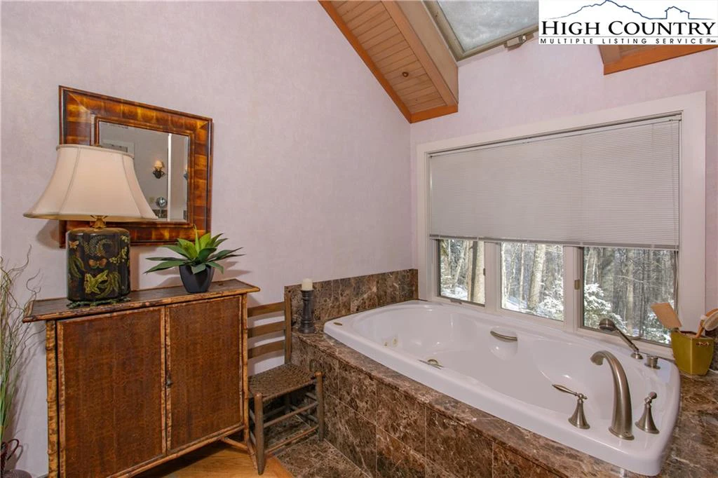 Image number 4 for the current listing